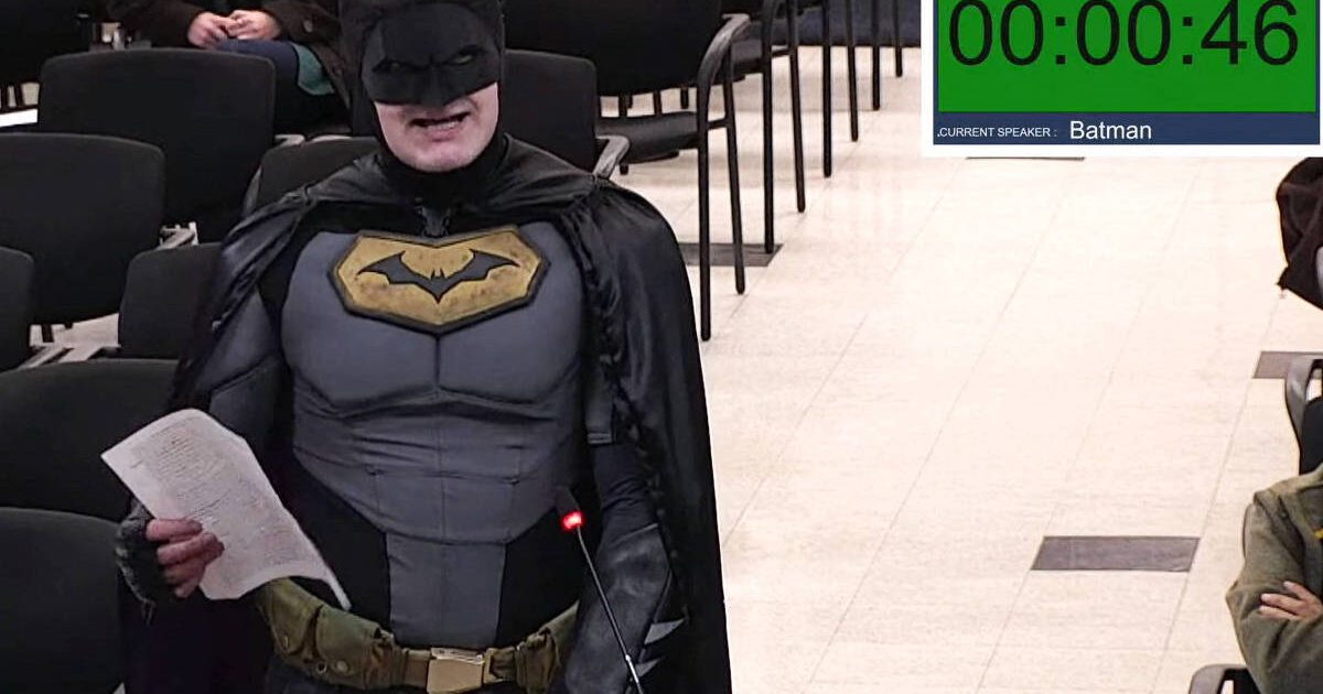 Hombre vestido de Batman se viraliza por sus reproches contra las redadas del ICE
