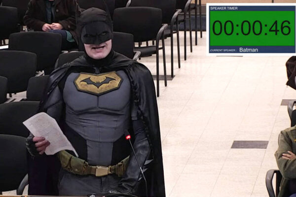 Hombre vestido de Batman se viraliza por sus reproches contra las redadas del ICE