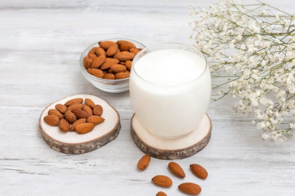 Impacto ambiental de la leche de almendras: el costo oculto de una alternativa vegetal