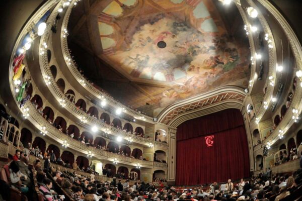 El Teatro Falla vibra con los cuartos de final del COAC 2026 y consolida al Carnaval de Cádiz como epicentro cultural del invierno español