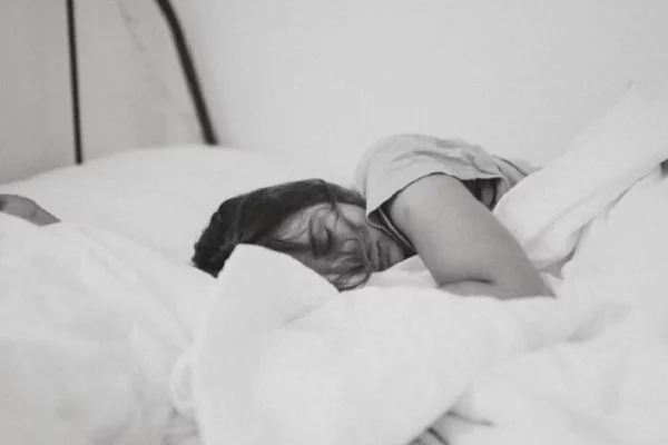 Un estudio científico revela por qué dormir mal altera las emociones y aumenta el riesgo de ansiedad