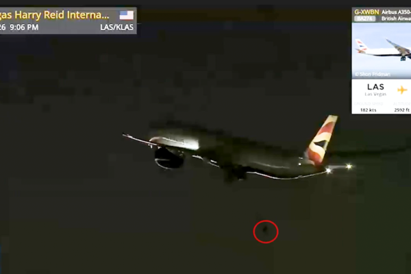 Un vuelo de British Airways pierde una rueda de tren de aterrizaje durante el despegue