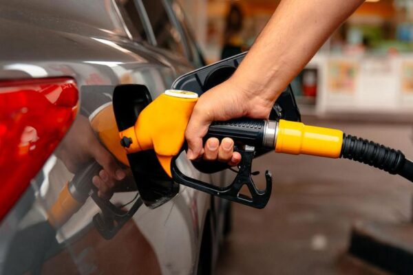 El Gobierno posterga el aumento del impuesto a los combustibles y frena, por ahora, una suba de las naftas